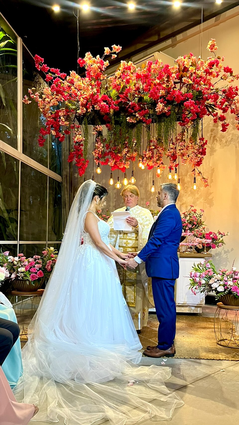 Casamento, cerimônia ao altar com arco de flores